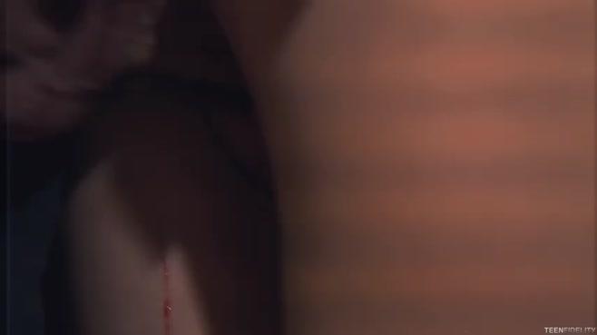 Блондинка угостила преподавателя минетом и отдалась на трах