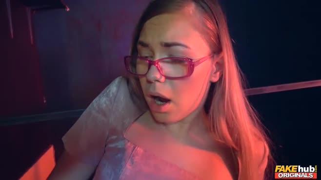 Мужик в ночном клубе трахает в туалете на умывальнике стриптизершу в очках