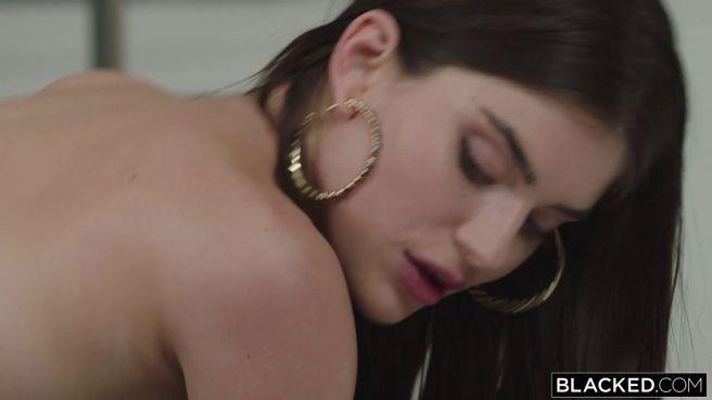 Негр с длинными дредами потрахал стройную брюнетку в узкую и бритую писю