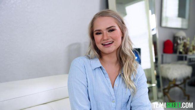 Ебет и душит пухлую блондинку с сочным задом