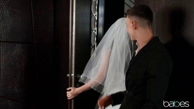 Стройная жена занимается вагинальным сексом со своим мужем 