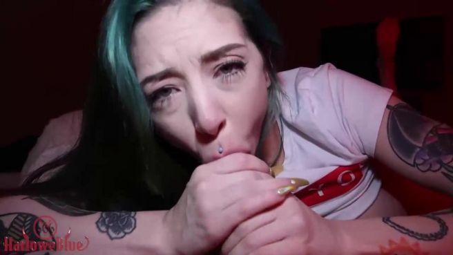 Девушка с зелеными волосами сосет парню и дрочит ему от первого лица