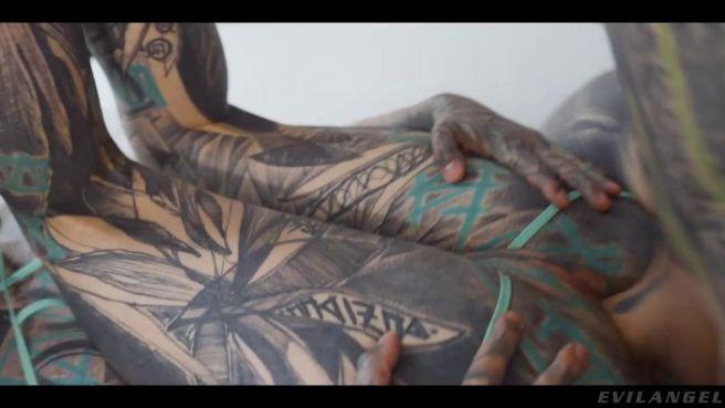 Полностью забитая татуировками пара занимается анальным сексом