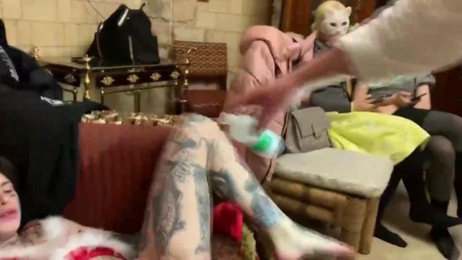 Пьяные телки дают трахать себя и сосут члены на вписке