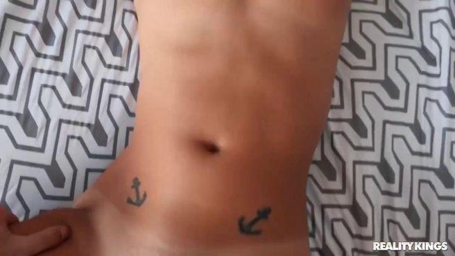 Блондинка с натуральными сиськами высосала всю сперму